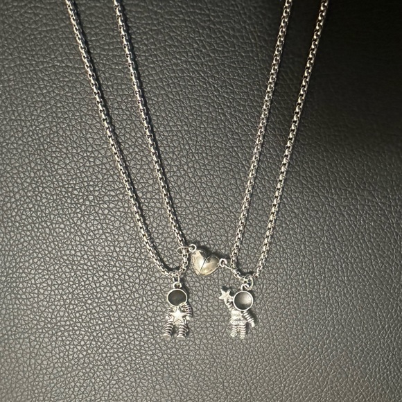 ONE LOVE SPACEMAN COUPLE NECKLACE WITH MAGNETIC PENDANTS - Picture 4 of 8